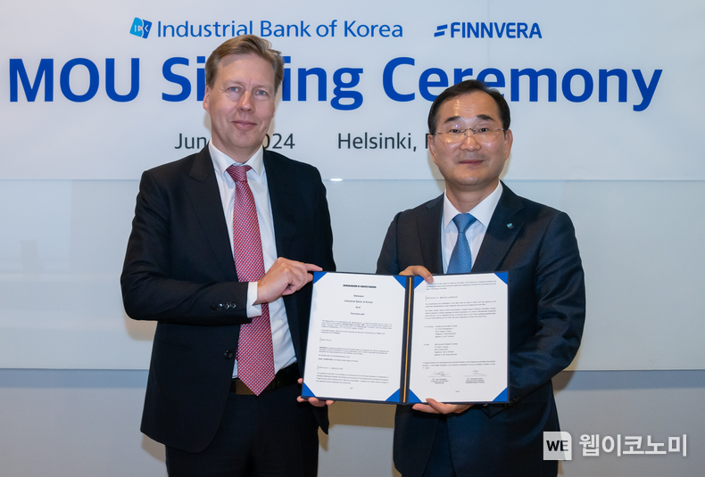 사진은 지난 6일(현지시간) 핀베라(Finnvera) 헬싱키 본부에서 열린 업무협약식에서 문창환 IBK기업은행 경영전략그룹 부행장(오른쪽)과 유씨 하라실타(Jussi Haarasilta) 핀베라 기업금융부문 부사장(왼쪽)이 기념촬영을 하고 있는 모습 / 2024.06.07 (출처: IBK기업은행)