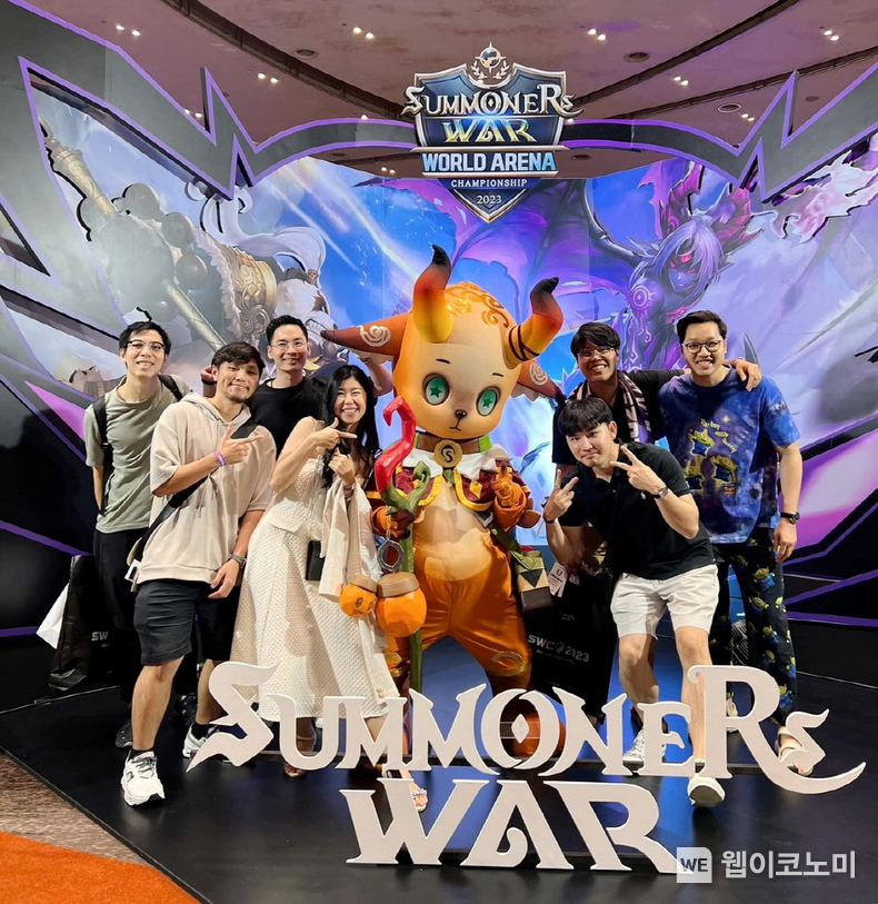 방콕에서 개최된 SWC2023 월드 파이널에 참석한 Kirara와 소속 길드 / 2024.06.07 (출처: 컴투스)