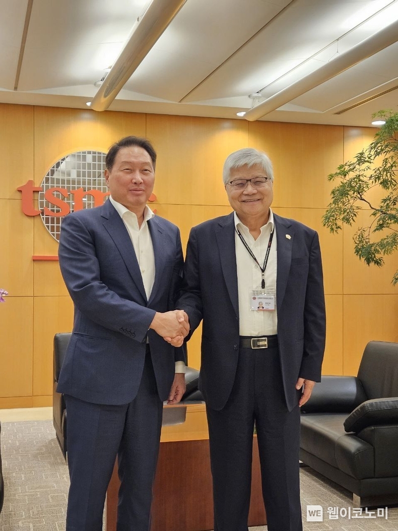 최태원 SK 그룹 회장(왼쪽)과 TSMC 웨이저자 회장이 6일 대만 타이베이 TSMC 본사에서 기념 촬영을 하고 있다. / 2024.06.07 (출처: SK그룹)
