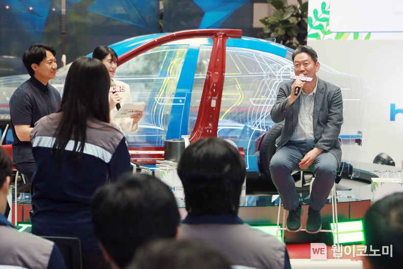 현대제철 서강현 사장(사진 맨 오른쪽)이 지난 5일 당진제철소 기술연구소 1층 로비에서 진행된 '타운홀 미팅'에서 직원들과 대화의 시간을 가지고 있다. / 2024.06.07 (출처: 현대제철)
