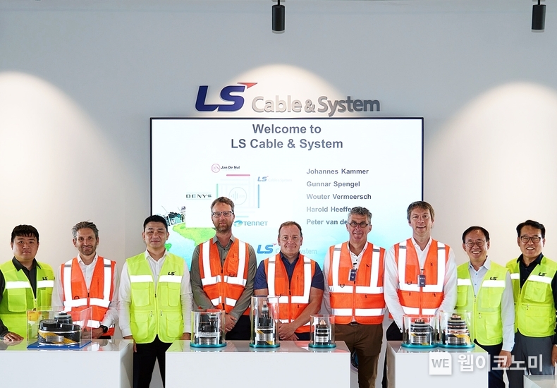 최근 강원도 동해시 LS전선 동해사업장에서 열린 ‘525kV HVDC 케이블 양산 기념행사’에서 LS전선과 테네트(TenneT)社 관계자들이 기념촬영을 하고 있다. / 2024.06.10 (출처: LS전선)