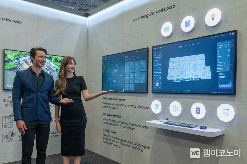 미국 라스베이거스에서 열리는 북미 최대 디스플레이 전시회인 '인포콤(Infocomm) 2024' 에서 삼성전자 모델이 B2B용 통합 연결 플랫폼인 '스마트싱스 프로' 솔루션을 소개하고 있다. / 2024.06.12 (출처: 삼성전자)