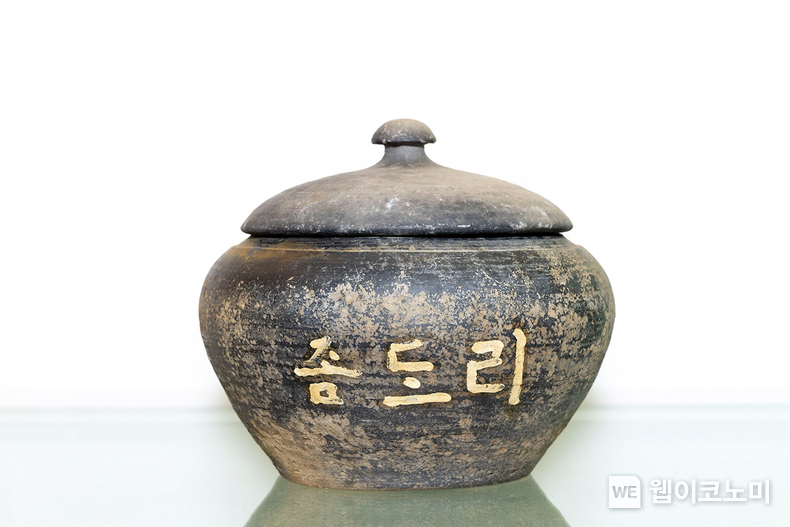 근현대예비문화유산으로 신청한 좀도리단지(1970년대 추정) (좀도리단지는 지름 27cm, 높이 22cm 크기로, 전면에 ‘좀도리’라는 한글이 쓰여 있다. 검은색 유약을 사용하여 보통의 좀도리단지와 달리 전통적인 민예품의 특성을 잘 나타내고 있다) / 2024.06.13 (출처: 새마을금고중앙회)