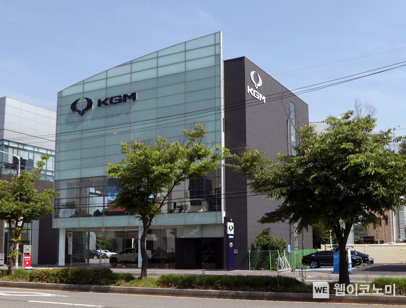 KGM이 일산에 익스피리언스 센터 1호점인 ‘KGM 익스피리언스 센터 일산(KEC)’을 열고 개관식을 진행했다고 13일 밝혔다. 사진은 센터 전경 모습. / 2024.06.13 (출처: KG모빌리티)