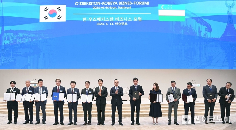 14일 한-우즈벡 비즈니스 포럼에서 진행된 업무협약(MOU) 체결식 기념사진 (왼쪽에서 네번째 강구영 KAI 사장, 일곱번째 안덕근 산업통상자원부 장관, 오른쪽에서 세번째 이바둘라예프 만수르 가포로비치(Ibodullayev Mansur Gapporovich) 우즈베키스탄 방위산업청장) / 2024.06.17 (출처: KAI)