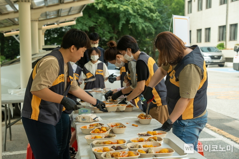 KB국민은행, 어르신들의 건강한 여름을 위한 무료급식 봉사활동 실시. / 2024.06.18 (출처: KB국민은행)