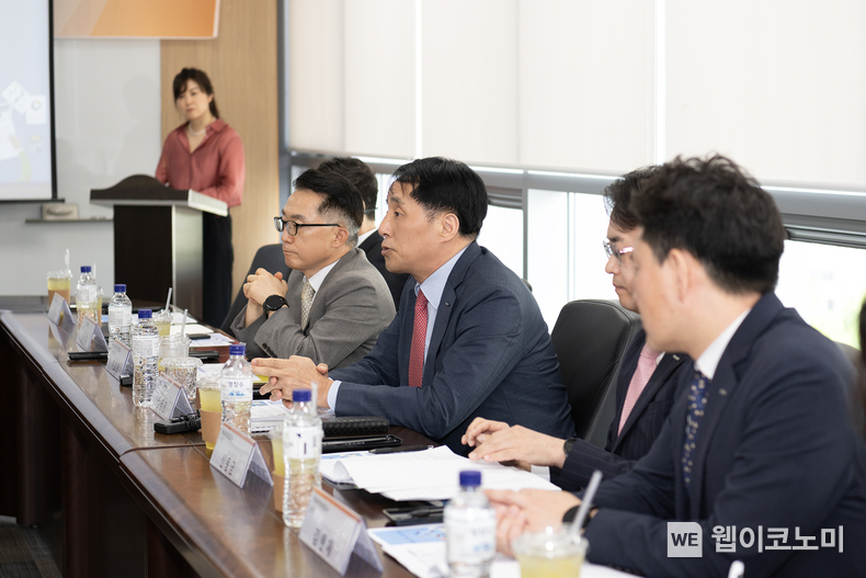장영진 한국무역보험공사 사장(가운데)이 17일 서울시 마포구 소재 한국중견기업연합회 대회의실에서 이호준 한국중견기업연합회 부회장 및 중견기업 관계자들과 함께 간담회를 진행하고 있다. / 2024.06.18 (출처: 한국무역보험공사)