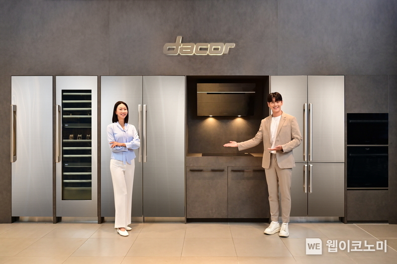삼성전자 모델이 삼성스토어 신세계 강남점에서 럭셔리 빌트인 가전 브랜드 '데이코(Dacor)' 제품을 소개하고 있다. / 2024.06.19 (출처: 삼성전자)