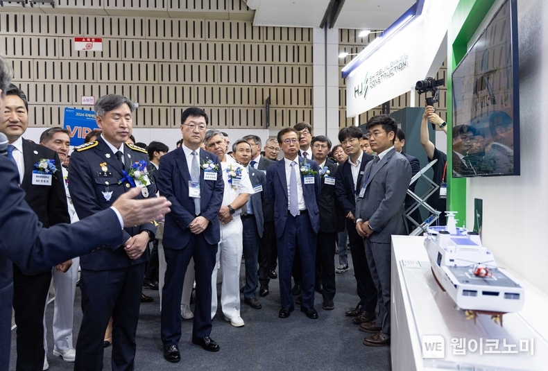 HD현대중공업 주원호 특수선사업대표와 김종욱 해양경찰청장 등이 19일(수) 개막한 ‘2024 국제해양·안전대전’에서 HD현대중공업 부스를 둘러보고 있다. / 2024.06.19 (출처: HD현대)