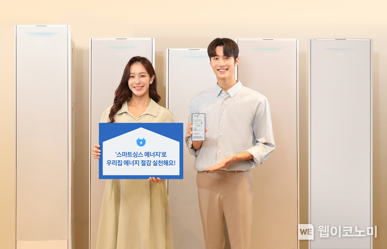삼성전자 모델이 삼성스토어 부천중동점에서 스마트싱스 에너지 서비스를 소개하고 있다. / 2024.06.20 (출처: 삼성전자)