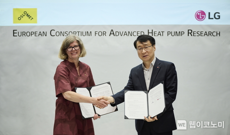 LG전자가 혹한에서도 고성능을 내는 차세대 히트펌프 핵심 기술 개발을 위해 북미, 유럽, 아시아를 잇는 글로벌 R&D 트라이앵글을 구축한다. LG전자는 현지시간 18일 노르웨이 오슬로 메트로폴리탄 대학교에서 ‘유럽 첨단 히트펌프 연구 컨소시엄’ 협약식을 가졌다. 오슬로 메트로폴리탄 대학교 탄야 스토르슬 부총장(왼쪽)과 LG전자 에어솔루션사업부장 이재성 부사장. / 2024.06.20 (출처: LG전자)