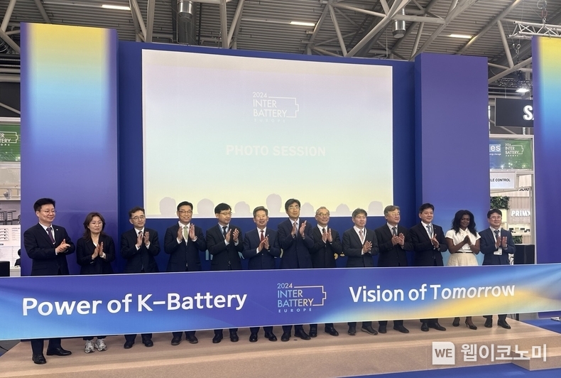 6월 19일 독일 뮌헨에서 열린 ‘2024 인터배터리 유럽(InterBattery Europe 2024)’ 개막식 현장에서 주요 인사들이 단체 기념사진을 촬영하고 있다. / 2024.06.20 (출처: KOTRA)