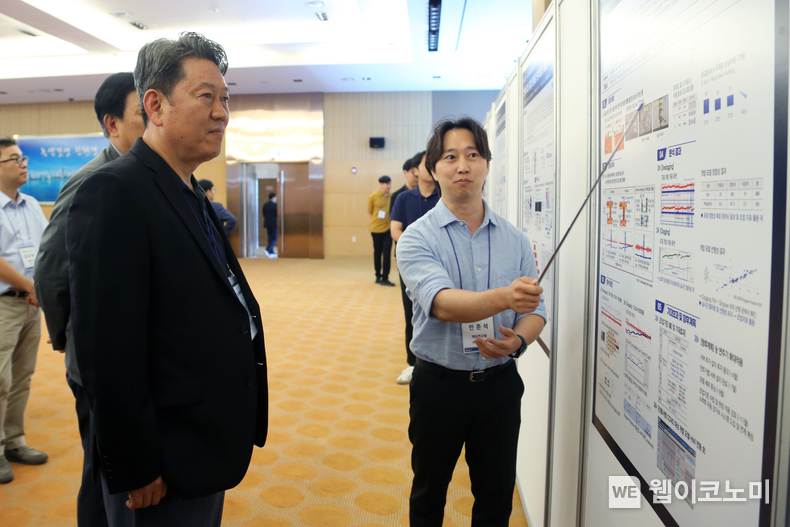 현대제철 서강현 사장이 제3회 AI·BIG DATA 페스티벌에 참석해 임직원의 설명을 듣고 있는 모습. / 2024.06.20 (출처: 현대제철)