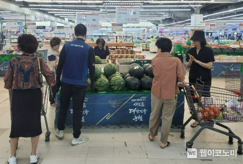 농협경제지주가 26일까지 전국 주요 하나로마트에서 농산물 소비촉진 특별할인행사를 실시한다. 하나로마트 성남점에 방문한 고객들이 매대에 진열된 수박을 살펴보고 있다. / 2024.06.21 (출처: 농협경제지주)