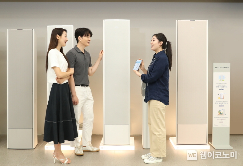 삼성스토어 서초에서 매니저가 소비자들에게 '비스포크 AI 무풍 갤러리'를 안내하고 있다. / 2024.06.23 (출처: 삼성전자) 