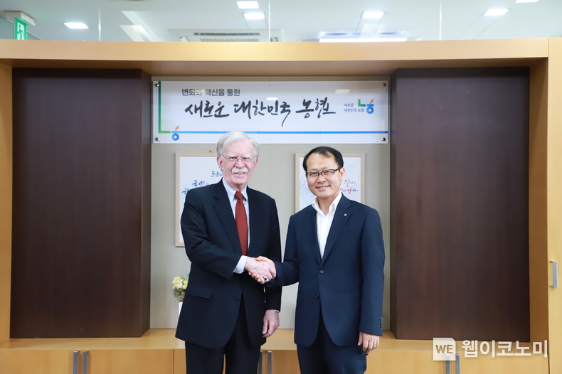 여영현 상호금융대표이사(오른쪽)은 24일 서울 중구 농협중앙회 본관에서 존 볼턴 수석고문(왼쪽)을 접견했다. / 2024.06.25 (출처: 농협상호금융)