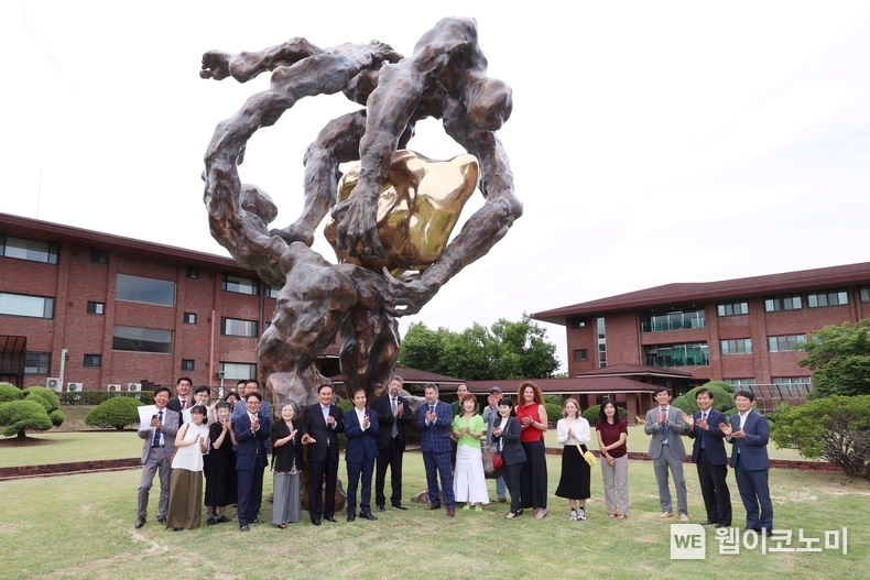 KAIST 25일 대전 본원에서 10m 높이의 대형 조형물 'HOPE'의 제막식을 개최했다. (사진 설명) 이광형 총장을 기준으로 김영찬 골프존뉴딘그룹 회장(왼쪽)과 피오트르 오스타셰프스키 주한 폴란드대사, 토마스 코슐레가 작가(오른쪽) / 2024.06.25 (출처: KAIST)
