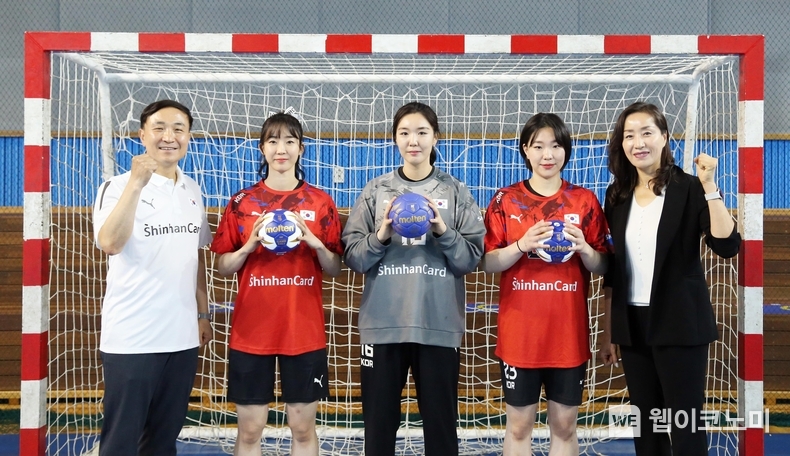 신한금융그룹(회장 진옥동)은 '2024 파리올림픽'에 출전하는 5개 후원 종목 국가대표팀에 격려금을 전달했다고 25일 밝혔다. 24일 오전 신한카드 문동권 사장은 올림픽핸드볼경기장에서 여자 핸드볼 국가대표팀을 만나 그룹의 격려금과 응원메시지를 전달했다. 문 사장이 여자 핸드볼 국가대표 신은주 선수, 박새영 선수, 우빛나 선수, 대한핸드볼협회 장리라 부회장(왼쪽부터)과 함께 대표팀의 선전을 기원했다. / 2024.06.25 (출처: 신한금융그룹)