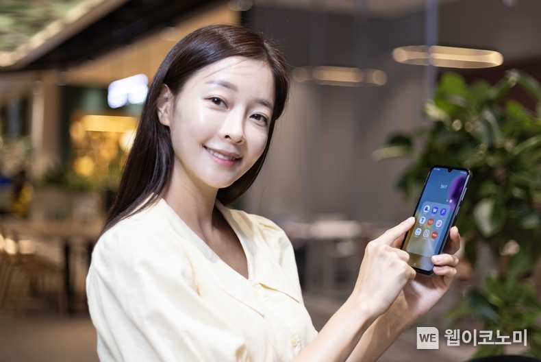 SK텔레콤은 30만 원대 중반 가격의 가성비 5G 스마트폰 ‘갤럭시 와이드7’를 26일부터 공식 온라인몰 T다이렉트샵과 오프라인 매장 T월드에서 단독 출시한다고 밝혔다. / 2024.06.28 (출처: SK텔레콤)