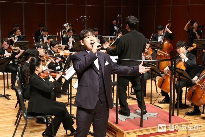 지난 25일 서울시 마포구에 위치한 마포아트센터에서 진행된 ‘위드콘서트, 기억의 울림’에서 테너 김성현이 ‘뮤지컬 이순신’의 ‘나를 태워라’를 열창하는 모습 / 2024.06.26 (출처: 신한은행)