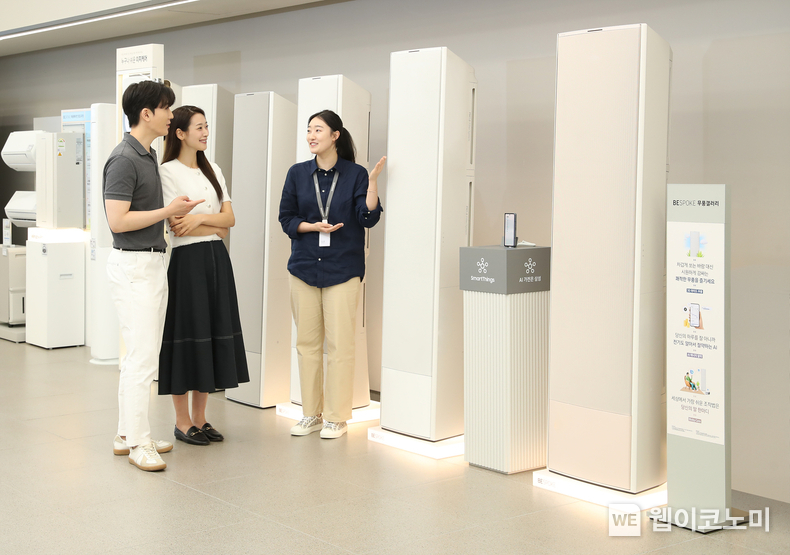 삼성스토어 서초에서 매니저가 소비자들에게 스탠드형 에어컨을 안내하고 있다. / 2024.06.27 (출처: 삼성전자)