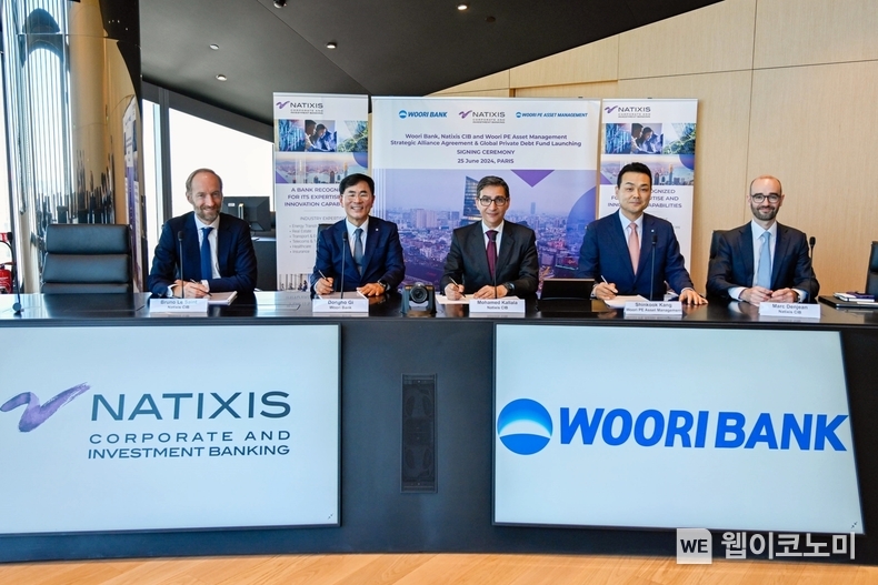 왼쪽부터 브루노 르 생 나틱시스 아시아태평양지역 대표(Bruno Le Saint, CEO Natixis CIB Asia Pacific), 기동호 우리은행 기업투자금융부문장, 모하메드 칼랄라 나틱시스 글로벌 총괄 대표(Mohamed Kallala, Global Head Natixis CIB), 강신국 우리PE자산운용 대표, 마크 덴진 나틱시스 자금운용부문 대표(Marc Denjean, Global Head of Resource Allocation & Portfolio Management Natixis CIB) / 2024.06.27 (출처: 우리금융그룹) 