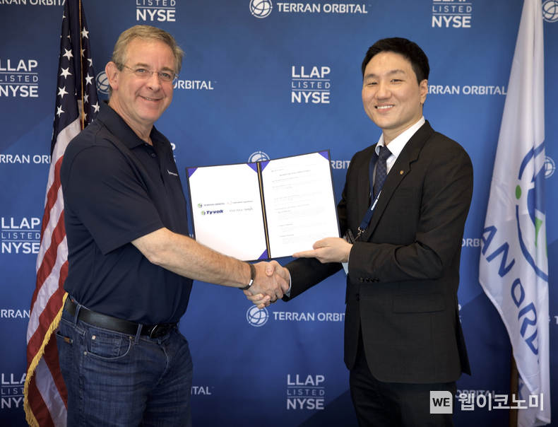 한화시스템 사내벤처 플렉셀 스페이스(Flexell Space)와 미국 위성 제조 기업 테란 오비탈(Terran Orbital)이 지난 25일(미국 현지시각) ‘태양전지 공급 및 해외 사업 협력’ 업무협약(MOU)을 체결했다. 사진 왼쪽부터 마크 벨(Marc Bell) 테란 오비탈 공동창립자 겸 회장, 안태훈 한화시스템 전문연구원 겸 플렉셀 스페이스 대표 / 2024.06.28 (출처: 한화시스템)