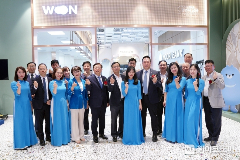 지난 25일 개점한 베트남 하노이 롯데몰지점에서 박종일 우리은행 베트남법인장(앞줄 왼쪽에서 5번째), 장은숙 하노이 한인회장(앞줄 왼쪽에서 4번째), 윤상기 주베트남 대사관 재경관 (앞줄 왼쪽에서 2번째), 또휘부 베트남 중앙은행 국제협력국장(앞줄 왼쪽 6번째), 홍선 코참 회장(앞줄 왼쪽에서8번째)이 직원들과 기념촬영을 하고 있다. / 2024.07.01 (출처: 우리은행)