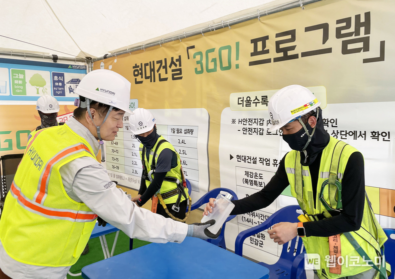 현대건설 황준하 CSO가 힐스테이트 회룡역 파크뷰 현장을 찾아 근로자들에게 수분 보충 음료 링티를 제공하고 있다. / 2024.06.28 (출처: 현대건설)