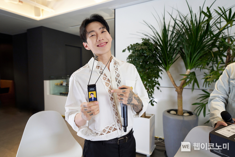 카카오엔터 사원증을 착용한 박재범 모어비전 대표 / 2024.07.02 (출처: 카카오)