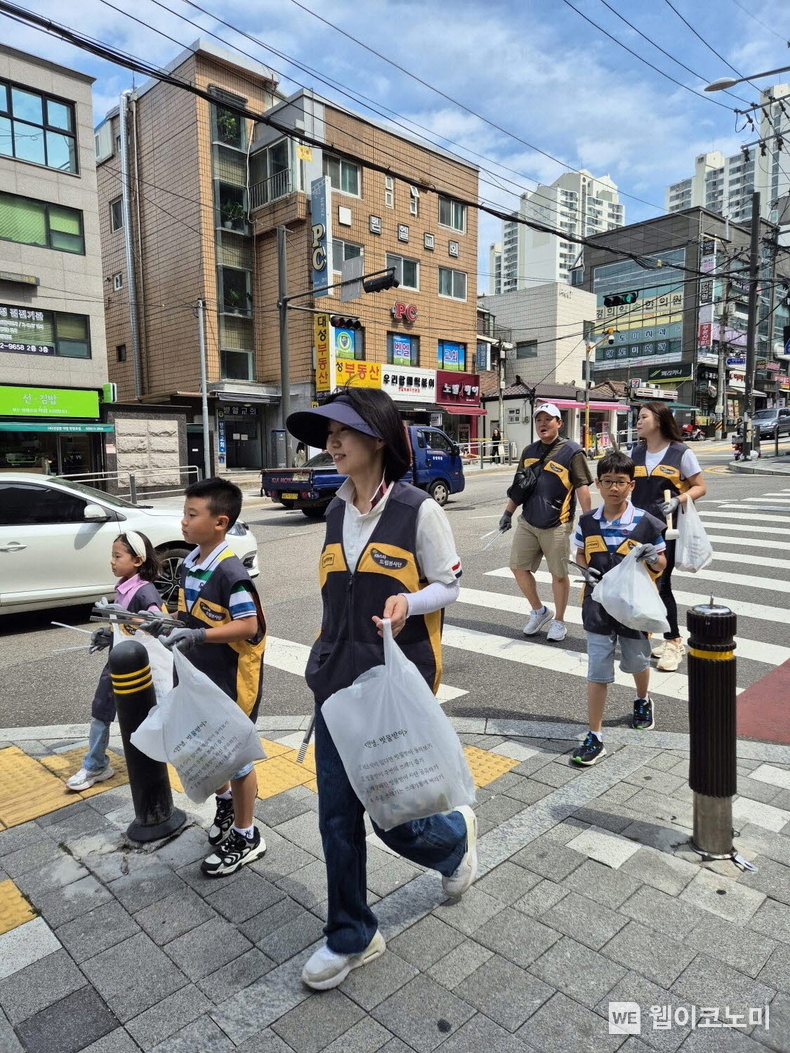 KB국민은행, 여름철 폭우 대비 빗물받이 인식 개선 및 줍깅 봉사활동 실시 / 2024.07.02 (출처: KB국민은행)