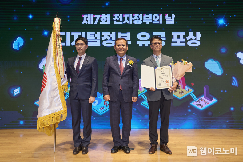 김승현 동서발전 정보보안처장(오른쪽)이 이상민 행정안전부 장관(가운데)으로부터 국무총리 표창을 받은 후 기념 촬영을 하고 있다. / 2024.07.02 (출처: 한국동서발전)
