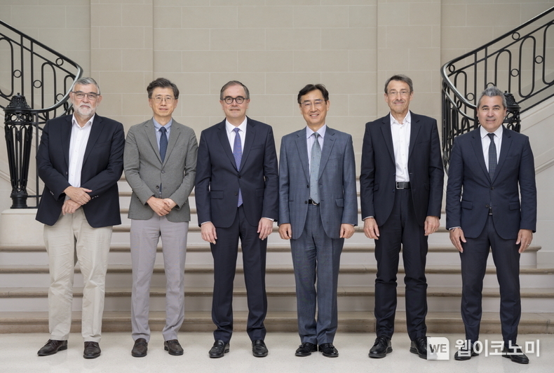  LG에너지솔루션과 르노가 1일 프랑스 파리 르노 본사에서 전기차용 LFP 배터리 공급계약을 체결했다. 왼쪽부터 르노 CTO 질 르 보르네(Gille Le Borgne) 부사장, LG에너지솔루션 자동차개발센터장 최승돈 부사장, 르노 CPO 프랑스아 프로보(Francois Provost) 부사장, LG에너지솔루션 자동차전지 사업부장 서원준 부사장, 르노 파워트레인·EV 엔지니어링 사업부 필립 브루네(Philippe Brunet) 전무, CSO 조셉 마리아 르카젠(Josep Maria Recasens) 전무 / 2024.07.02 (출처: LG에너지솔루션)