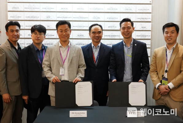 현대제철-ARTC가 철강 제조공정 혁신 및 품질 개선을 위한 AI 기술개발 협력 NDA를 체결했다. (왼쪽부터 현대제철 문태수 머신비전연구팀장, 한학수 공정제어기술실장, 김형진 공정연구센터장, ARTC David Low CEO, Jonathan Low Assistant Chief Executive, Jeremy Ho Weng Keong Business Lead) / 2024.07.04 (출처: 현대제철)