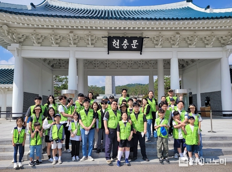 지난 1일(토), 현대엔지니어링 임직원 및 임직원 가족이 국립서울현충원에서 묘역 정화 봉사활동을 한 뒤, 기념촬영을 하고 있다. / 2024.06.01 (출처: 현대엔지니어링)