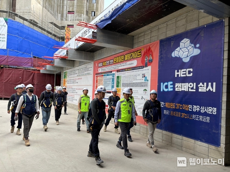 지난 20일(목), 현대엔지니어링 홍현성 대표이사가 힐스테이트 동탄르센텀 현장을 방문해 온열질환 예방활동 이행상태를 점검하고 있다. / 2024.07.05 (출처 : 현대엔지니어링)