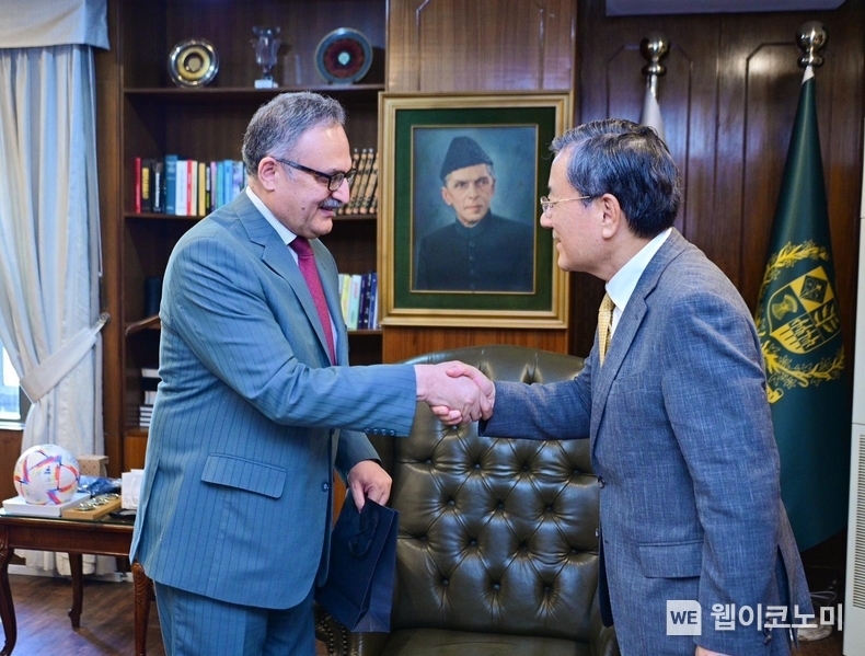 파키스탄 외교부 차관 면담: 신성철 전 KAIST 총장이 지난달 말 파키스탄에 초청방문해 무하마드 시러스 사자드 콰지 외교부 차관과 면담했다 (출처: 외교부)