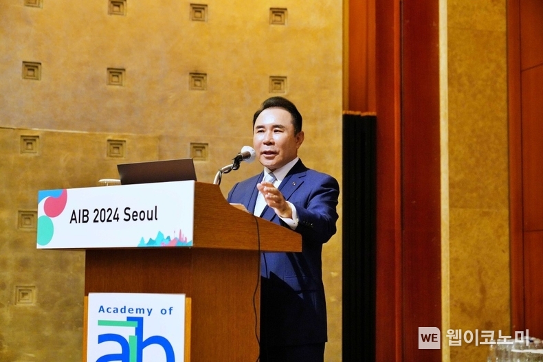 지난 4일, 제너시스BBQ 그룹의 윤홍근 회장이 세계 최고 권위의 경영학술단체인 국제경영학회(Academy of International Business, AIB) 'AIB 2024 Seoul'에서 글로벌 시장에서의 성공 사례와 전략에 대해 강연했다. / 2024.07.05 (출처: BBQ)