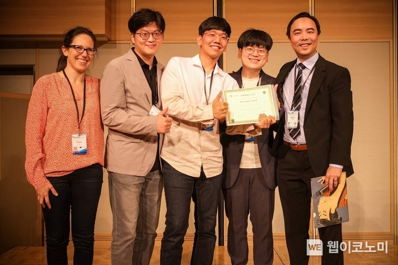KAIST 김성민 교수 연구팀은 ACM 모비시스 2024 최우수논문상을 수상했다. 좌측 두 번째부터 김성민 교수, 배강민 박사과정 (공동 제1 저자), 문한결 박사과정 (공동 제1 저자) / 2024.07.05 (출처: KAIST)