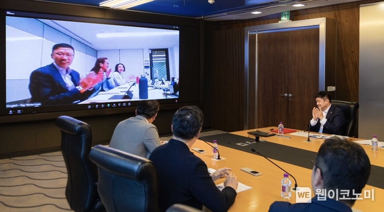 SKT는 싱가포르 1위 통신사 싱텔과 AI 기술의 통신망 적용, 5G 네트워크 슬라이싱 기술 적용사례 개발, 6G 기술 준비 등 5G 및 차세대 통신 기술 협력 업무협약(MOU)을 체결했다. / 2024.07.08 (출처: SKT)