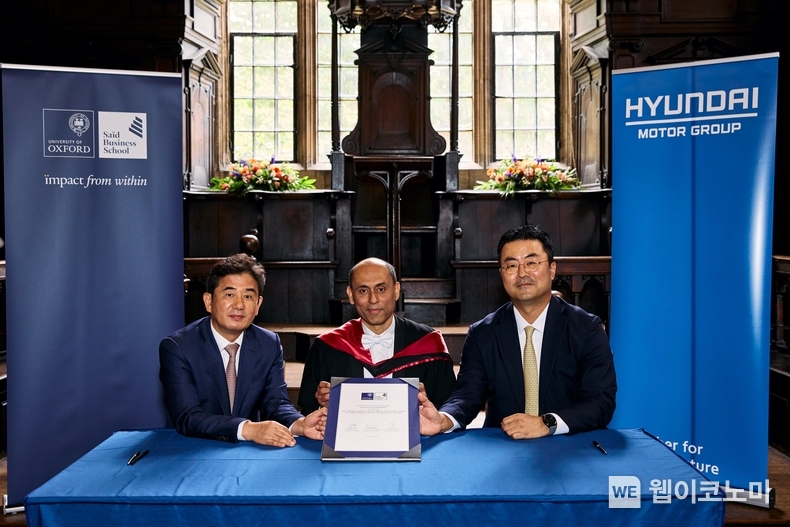 (왼쪽부터) HMG경영연구원장 김견 부사장, 옥스포드 대학 경영대 수미트라 두타(Soumitra Dutta) 학장, GSO본부장 김흥수 부사장이 ‘옥스포드-현대차그룹 미래연구센터’ 개소식에서 기념사진 촬영하는 모습 / 2024.07.09 (출처: 현대차그룹)