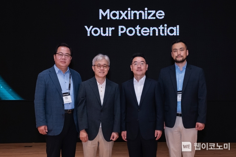 7월 9일 삼성동 코엑스에서 열린 '삼성 파운드리 포럼 2024(Samsung Foundry Forum 2024)'행사에서 국내 반도체 주역들이 단체로 포즈를 취하고 있다. (왼쪽부터)어보브반도체 박호진 부사장, 삼성전자 파운드리 사업부장 최시영 사장, 텔레칩스 이장규 대표, 리벨리온 오진욱 CTO / 2024.07.09 (출처: 삼성전자)