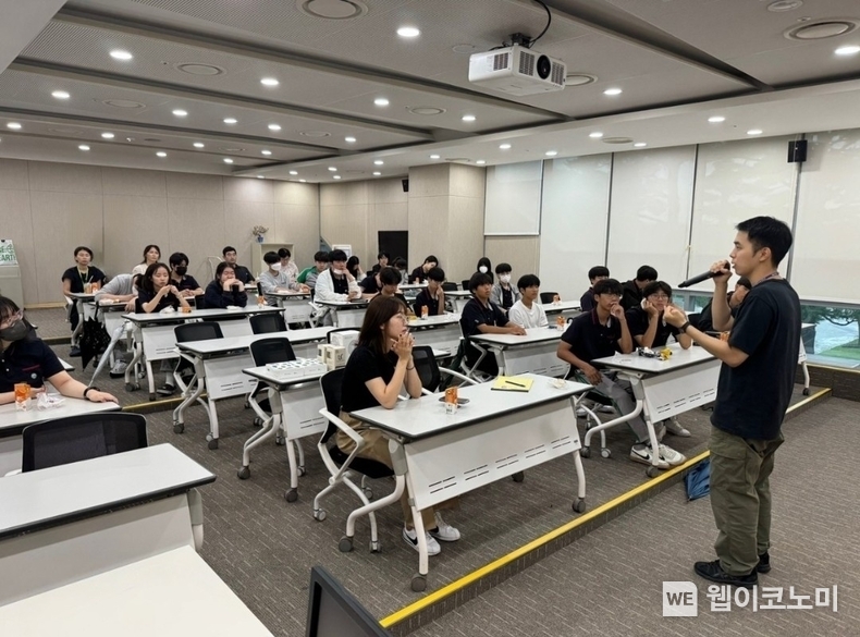 9일(화) 동서발전 본사 사옥에서 진행한 '산업체 연계 진로 체험 프로그램'에서 울산 다운중학교 학생들이 방문해 에너지 공기업에 대한 설명을 듣고 있는 모습 / 2024.07.10 (출처: 한국동서발전)