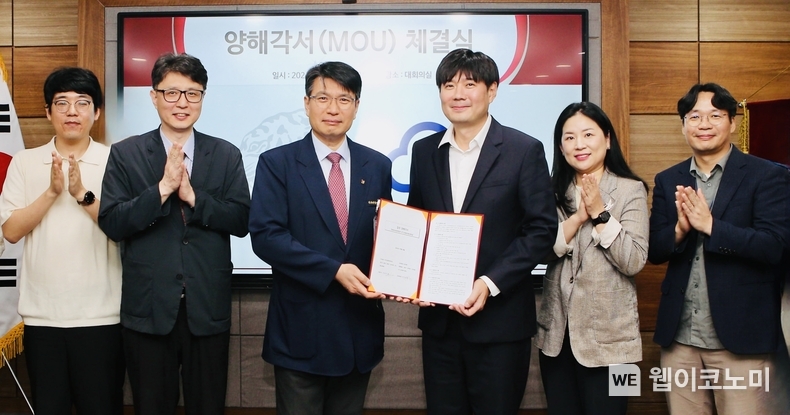 카카오엔터프라이즈 이경진 대표(우측 세번째)와 고려대학교 편성범 학장(우측 네번째)이 MOU 이후 기념 촬영을 하고 있다 / 2024.07.10 (출처: 카카오엔터프라이즈)