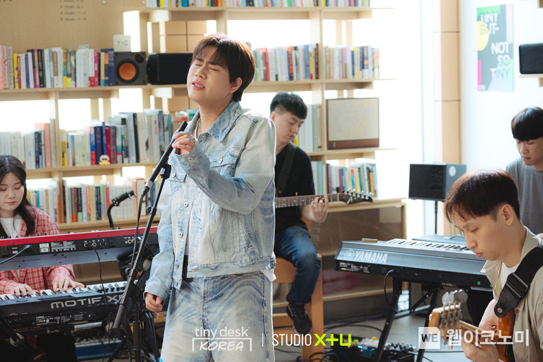 LG유플러스의 콘텐츠 전문 스튜디오 STUDIO X+U가 음악 콘텐츠 ‘타이니 데스크 코리아’를 관객과 함께하는 콘서트 형태로 새롭게 단장해 공개하며 콘텐츠 라인업 강화에 나선다. 사진은 ‘타이니 데스크 코리아 2024’ 이무진편 촬영 스틸컷 / 2024.07.11 (출처: LG유플러스)