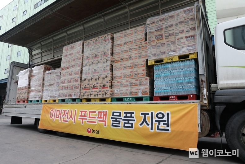 농심이 11일 최근 폭우 피해로 어려움을 겪고 있는 충청 이남 지역을 중심으로 전국에 이머전시 푸드팩 3000세트를 지원했다. 농심이 지원하는 이머전시 푸드팩은 라면과 백산수 등으로 구성되어 있으며, 전국푸드뱅크를 통해 대피소에 머물고 있는 이재민과 복구인력 등에게 전달된다. 사진은 청주에 위치한 농심 물류센터에서 전국푸드뱅크에 제공할 이머전시 푸드팩 지원품을 싣고 있는 모습 / 2024.07.11 (출처: 농심)