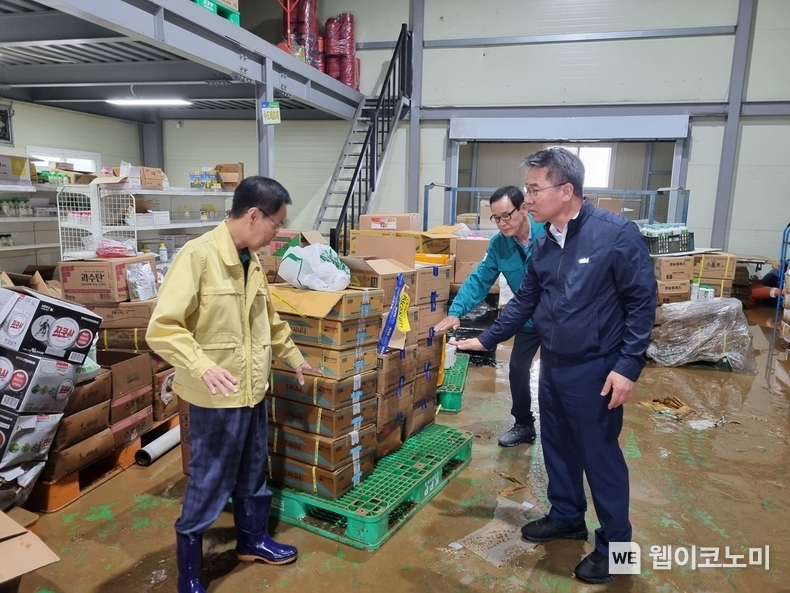 박서홍 농업경제대표이사(오른쪽 첫번째)와 정성권 운주농협 조합장(왼쪽 첫번째)이 피해현황을 점검하고 있다. / 2024.07.11 (출처: 농협경제지주)