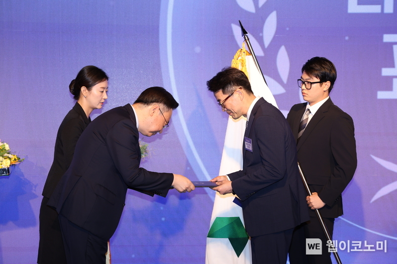 HD현대가 11일(목) 보건복지부가 주최한 제13회 '인구의 날' 기념행사에서 대통령 표창을 수상했다. / 2024.07.11 (출처: HD현대)