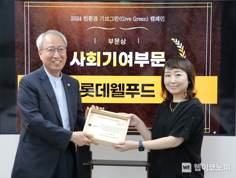 기념촬영을 하고 있는 롯데웰푸드 신민정 IMC팀장(사진 우측)과 밀알나눔재단 정형석 대표(사진 좌측) / 2024.07.12 (출처: 롯데웰푸드)