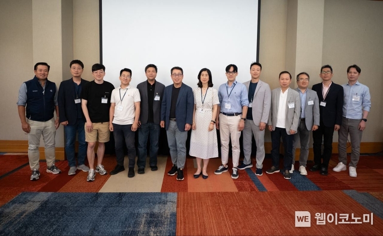 유영상 SKT CEO(사진 왼쪽서 6번째)가 유나이트 행사에 참석한 ‘K-AI 얼라이언스’ 파트너사 CEO들과 기념 촬영을 하는 모습. / 2024.07.14 (출처: SKT)